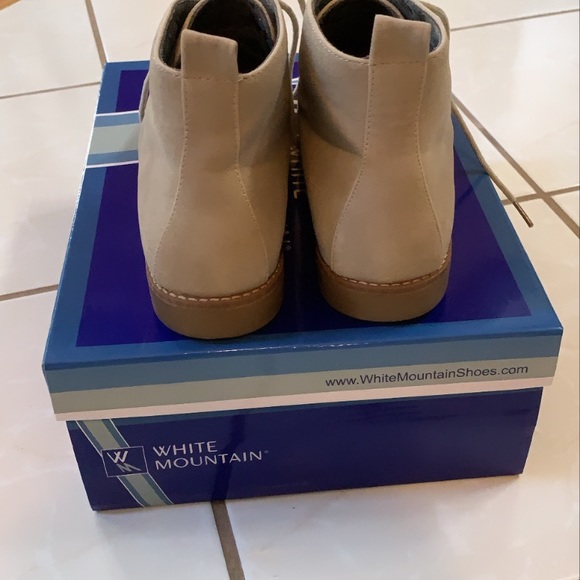 White Mountain taupe suede “Anderson Bootie” - Picture 4 of 7